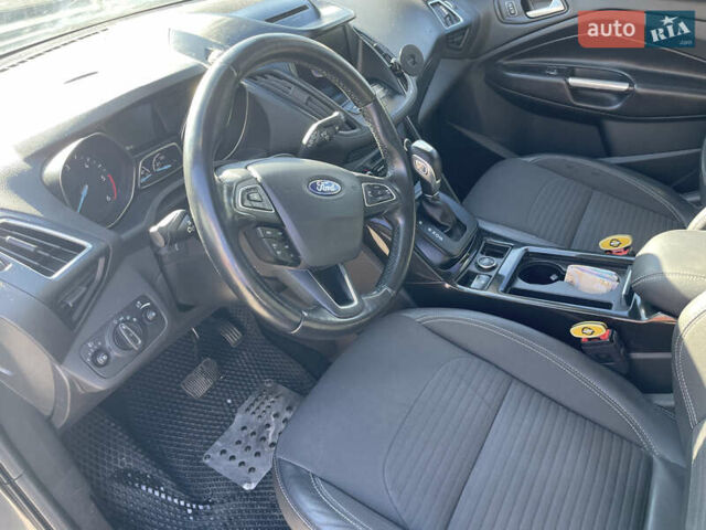 Форд Куга 2019 в Шепетовке на Automoto.ua Серый Форд Куга, объемом двигателя 2 л и пробегом 245 тыс. км за 16000 $, фото 5 на Automoto.ua