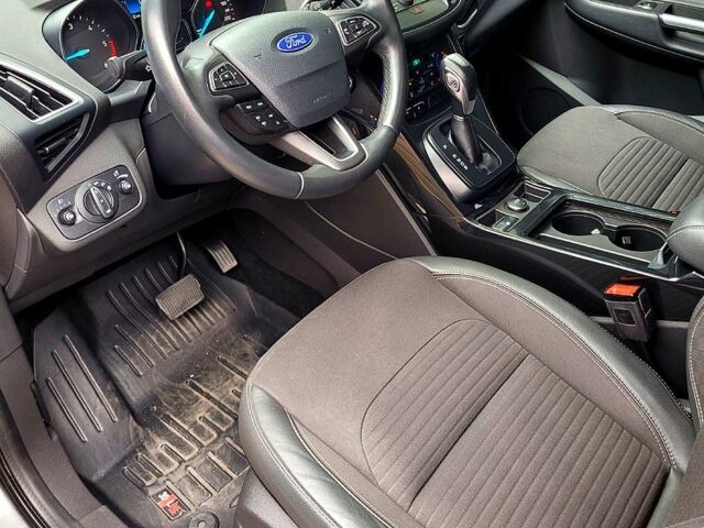 Серый Форд Куга, объемом двигателя 1.5 л и пробегом 30 тыс. км за 21500 $, фото 1 на Automoto.ua