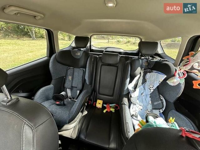 Сірий Форд Куга, об'ємом двигуна 2 л та пробігом 143 тис. км за 19390 $, фото 5 на Automoto.ua