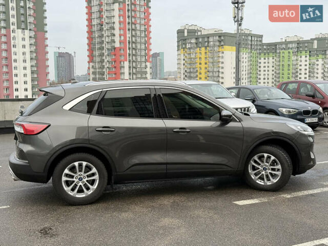 Серый Форд Куга, объемом двигателя 1.5 л и пробегом 68 тыс. км за 22500 $, фото 5 на Automoto.ua