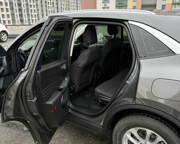 Серый Форд Куга, объемом двигателя 1.5 л и пробегом 68 тыс. км за 22500 $, фото 17 на Automoto.ua