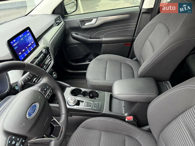 Серый Форд Куга, объемом двигателя 1.5 л и пробегом 68 тыс. км за 22500 $, фото 12 на Automoto.ua