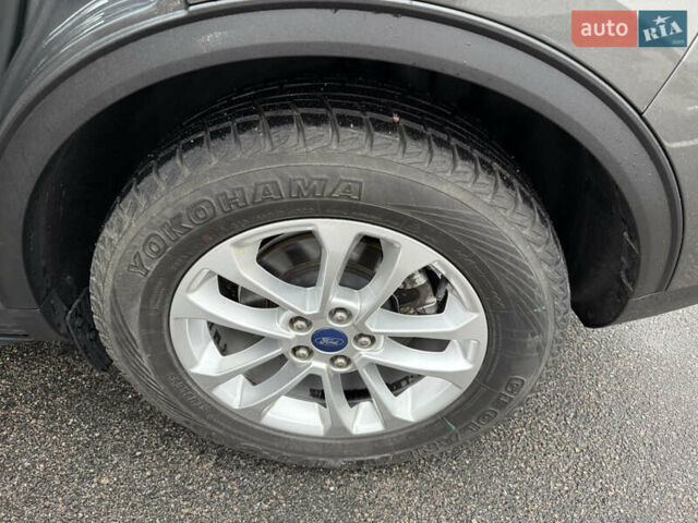 Серый Форд Куга, объемом двигателя 1.5 л и пробегом 68 тыс. км за 22500 $, фото 18 на Automoto.ua