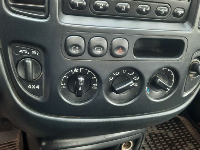 Форд Маверик 2002 в Ровно на Automoto.ua Красный Форд Маверик, объемом двигателя 2 л и пробегом 360 тыс. км за 3200 $, фото 9 на Automoto.ua