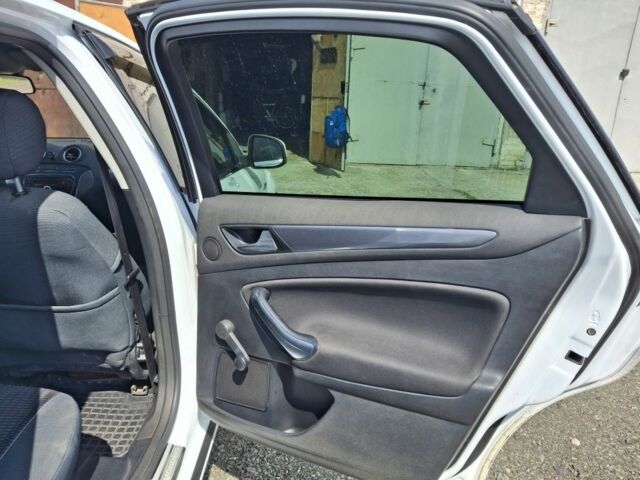 Білий Форд Мондео, об'ємом двигуна 1.6 л та пробігом 90 тис. км за 10000 $, фото 13 на Automoto.ua