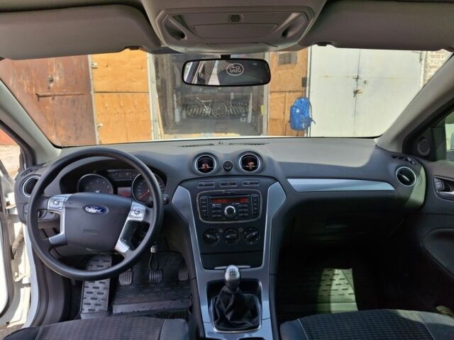 Білий Форд Мондео, об'ємом двигуна 1.6 л та пробігом 90 тис. км за 10000 $, фото 15 на Automoto.ua