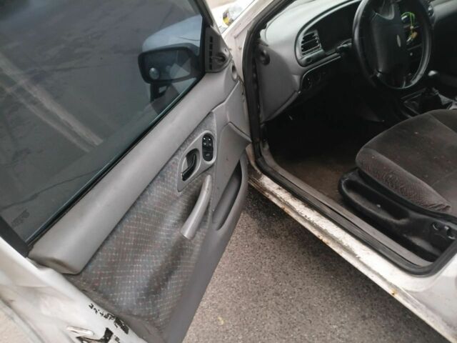 Білий Форд Мондео, об'ємом двигуна 2 л та пробігом 350 тис. км за 946 $, фото 5 на Automoto.ua