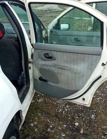 Белый Форд Мондео, объемом двигателя 1.6 л и пробегом 174 тыс. км за 1750 $, фото 10 на Automoto.ua