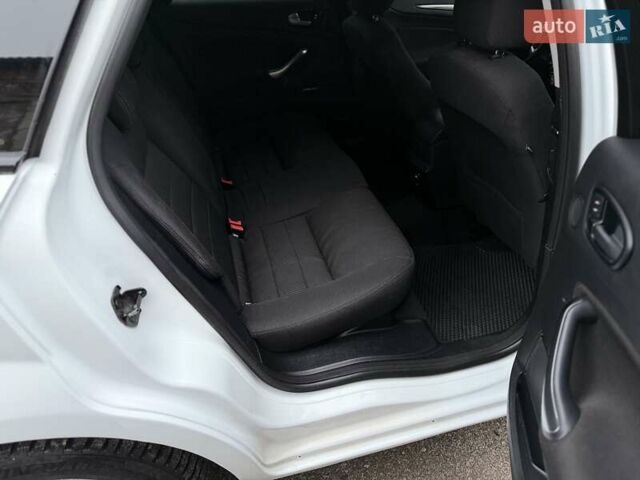 Белый Форд Мондео, объемом двигателя 1.8 л и пробегом 385 тыс. км за 5600 $, фото 17 на Automoto.ua