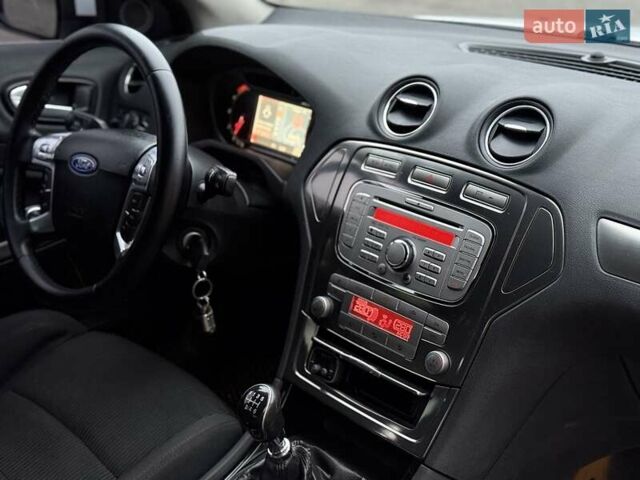 Белый Форд Мондео, объемом двигателя 1.8 л и пробегом 385 тыс. км за 5600 $, фото 16 на Automoto.ua