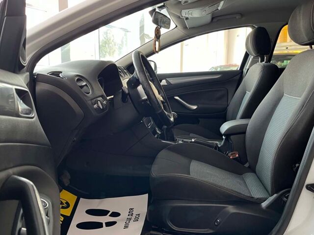 Белый Форд Мондео, объемом двигателя 2 л и пробегом 135 тыс. км за 8800 $, фото 10 на Automoto.ua