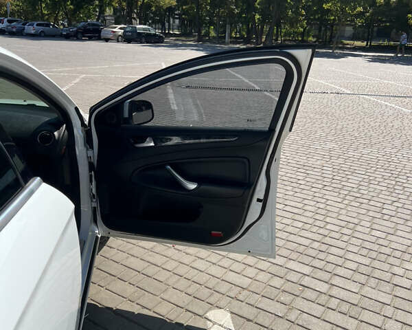 Білий Форд Мондео, об'ємом двигуна 2 л та пробігом 183 тис. км за 8500 $, фото 30 на Automoto.ua