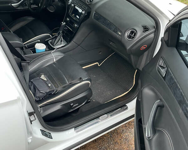 Білий Форд Мондео, об'ємом двигуна 2 л та пробігом 179 тис. км за 8600 $, фото 4 на Automoto.ua