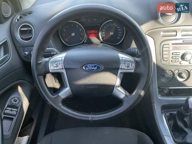 Белый Форд Мондео, объемом двигателя 1.6 л и пробегом 278 тыс. км за 6700 $, фото 4 на Automoto.ua