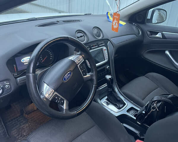 Белый Форд Мондео, объемом двигателя 2 л и пробегом 270 тыс. км за 8200 $, фото 6 на Automoto.ua