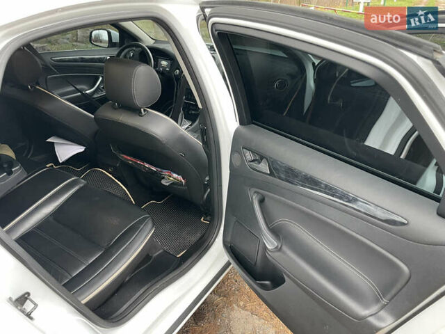 Білий Форд Мондео, об'ємом двигуна 2 л та пробігом 179 тис. км за 8600 $, фото 5 на Automoto.ua