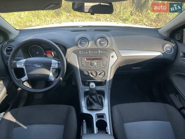 Белый Форд Мондео, объемом двигателя 1.6 л и пробегом 278 тыс. км за 6700 $, фото 2 на Automoto.ua