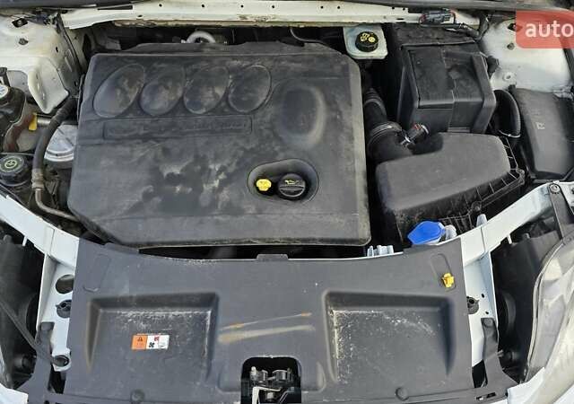 Белый Форд Мондео, объемом двигателя 2 л и пробегом 248 тыс. км за 8000 $, фото 3 на Automoto.ua