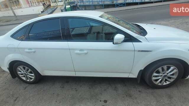 Белый Форд Мондео, объемом двигателя 1.6 л и пробегом 200 тыс. км за 6800 $, фото 6 на Automoto.ua