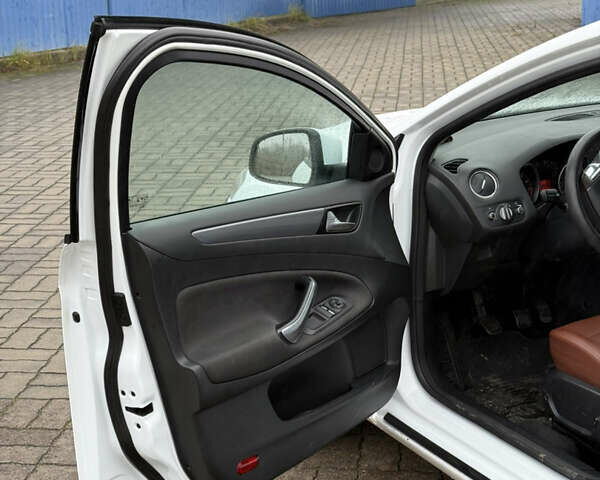 Белый Форд Мондео, объемом двигателя 1.6 л и пробегом 171 тыс. км за 8500 $, фото 23 на Automoto.ua