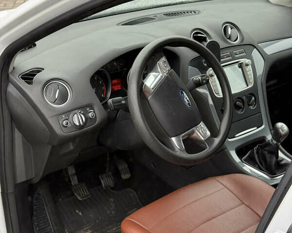 Белый Форд Мондео, объемом двигателя 1.6 л и пробегом 171 тыс. км за 8500 $, фото 24 на Automoto.ua