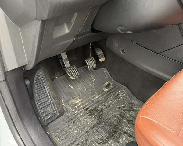 Белый Форд Мондео, объемом двигателя 1.6 л и пробегом 171 тыс. км за 8500 $, фото 33 на Automoto.ua