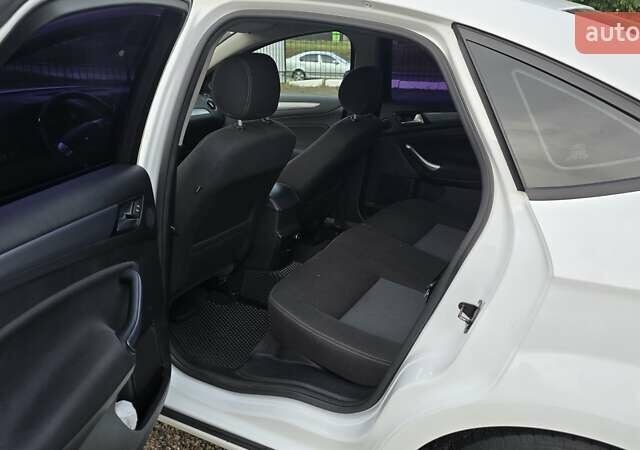 Белый Форд Мондео, объемом двигателя 2 л и пробегом 248 тыс. км за 8000 $, фото 7 на Automoto.ua