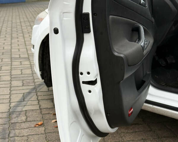 Белый Форд Мондео, объемом двигателя 1.6 л и пробегом 171 тыс. км за 8500 $, фото 42 на Automoto.ua