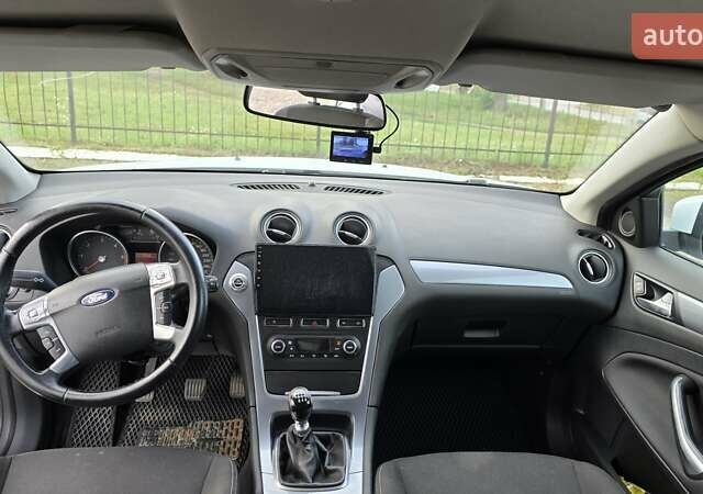 Белый Форд Мондео, объемом двигателя 2 л и пробегом 248 тыс. км за 8000 $, фото 6 на Automoto.ua