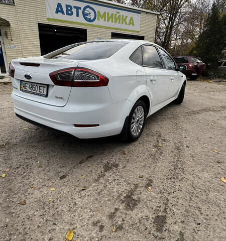 Белый Форд Мондео, объемом двигателя 2 л и пробегом 141 тыс. км за 10000 $, фото 7 на Automoto.ua