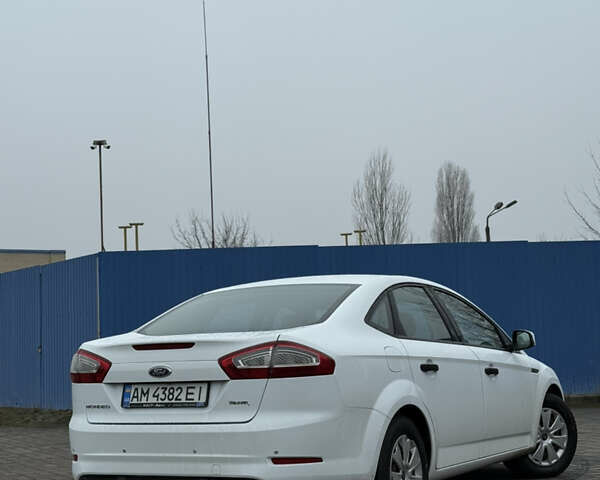 Белый Форд Мондео, объемом двигателя 1.6 л и пробегом 171 тыс. км за 8500 $, фото 5 на Automoto.ua