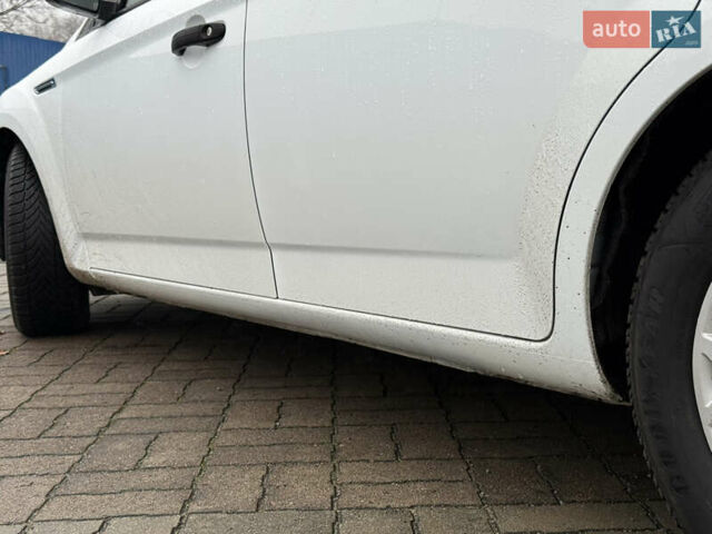 Белый Форд Мондео, объемом двигателя 1.6 л и пробегом 171 тыс. км за 8500 $, фото 44 на Automoto.ua