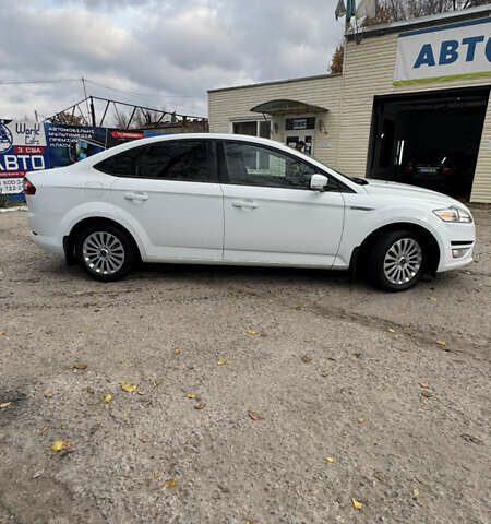 Белый Форд Мондео, объемом двигателя 2 л и пробегом 141 тыс. км за 10000 $, фото 2 на Automoto.ua