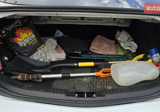 Белый Форд Мондео, объемом двигателя 2 л и пробегом 248 тыс. км за 8000 $, фото 5 на Automoto.ua