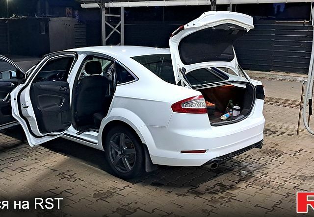 Белый Форд Мондео, объемом двигателя 2 л и пробегом 222 тыс. км за 6100 $, фото 7 на Automoto.ua