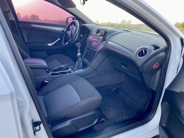 Белый Форд Мондео, объемом двигателя 1.6 л и пробегом 214 тыс. км за 6100 $, фото 4 на Automoto.ua