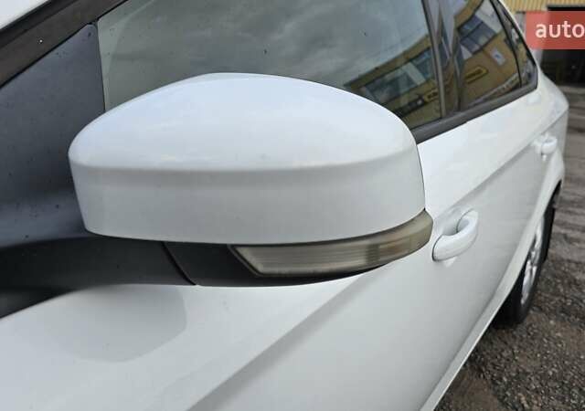 Белый Форд Мондео, объемом двигателя 2 л и пробегом 248 тыс. км за 8000 $, фото 17 на Automoto.ua