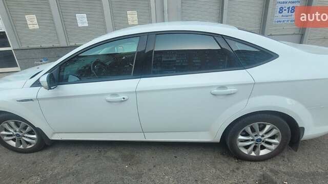 Белый Форд Мондео, объемом двигателя 1.6 л и пробегом 200 тыс. км за 6800 $, фото 1 на Automoto.ua