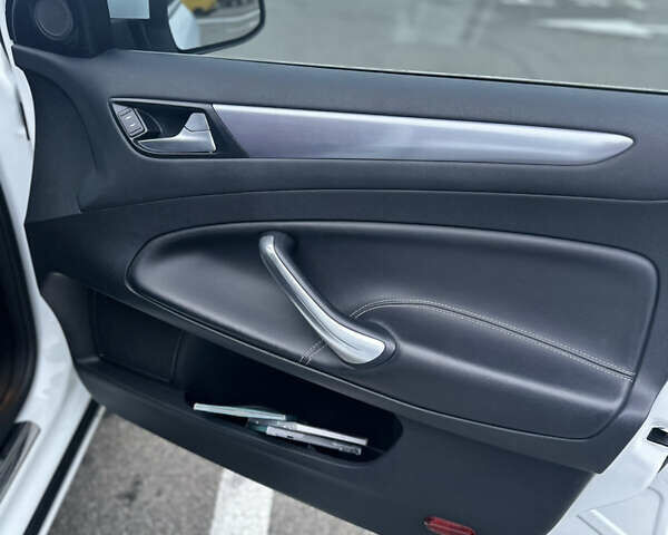 Белый Форд Мондео, объемом двигателя 2 л и пробегом 157 тыс. км за 9000 $, фото 6 на Automoto.ua