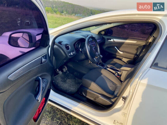 Форд Мондео 2012 в Сумах на Automoto.ua Белый Форд Мондео, объемом двигателя 1.6 л и пробегом 209 тыс. км за 6100 $, фото 9 на Automoto.ua