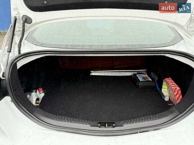 Белый Форд Мондео, объемом двигателя 1.6 л и пробегом 171 тыс. км за 8500 $, фото 21 на Automoto.ua