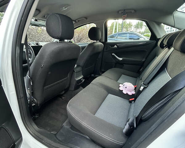 Білий Форд Мондео, об'ємом двигуна 1.6 л та пробігом 79 тис. км за 11000 $, фото 17 на Automoto.ua