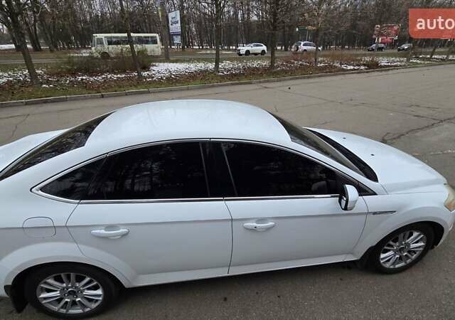 Белый Форд Мондео, объемом двигателя 2 л и пробегом 240 тыс. км за 8000 $, фото 12 на Automoto.ua
