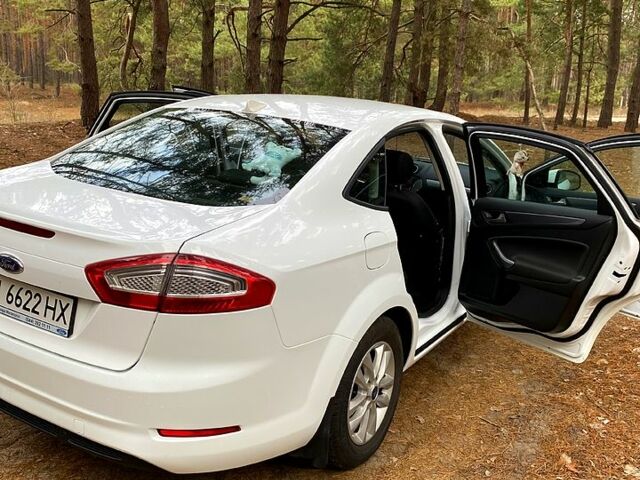 Белый Форд Мондео, объемом двигателя 1.6 л и пробегом 110 тыс. км за 7800 $, фото 4 на Automoto.ua