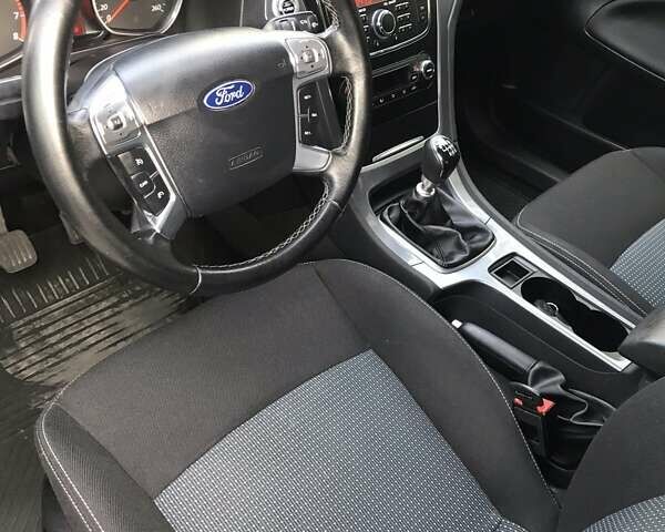 Белый Форд Мондео, объемом двигателя 1.6 л и пробегом 130 тыс. км за 7500 $, фото 2 на Automoto.ua