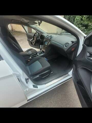 Белый Форд Мондео, объемом двигателя 1.6 л и пробегом 200 тыс. км за 6800 $, фото 10 на Automoto.ua