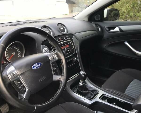 Белый Форд Мондео, объемом двигателя 1.6 л и пробегом 130 тыс. км за 7500 $, фото 1 на Automoto.ua