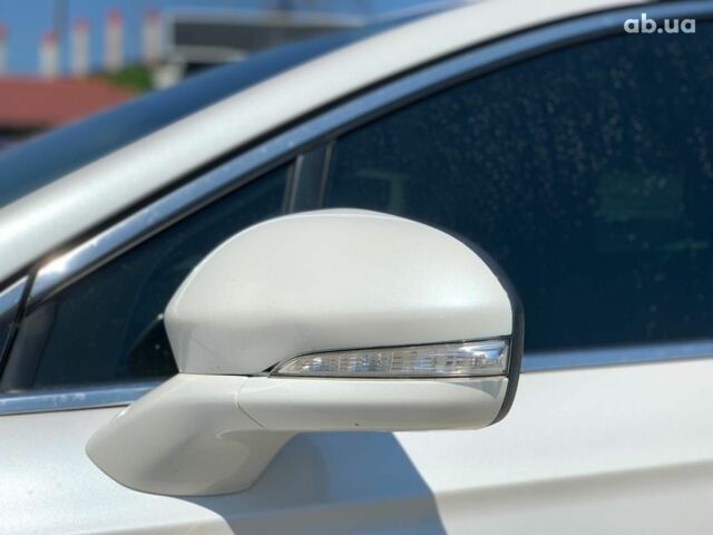 Белый Форд Мондео, объемом двигателя 2 л и пробегом 81 тыс. км за 14890 $, фото 7 на Automoto.ua