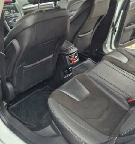 Белый Форд Мондео, объемом двигателя 2 л и пробегом 297 тыс. км за 9750 $, фото 63 на Automoto.ua