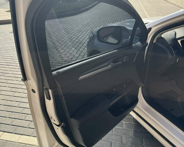 Белый Форд Мондео, объемом двигателя 2 л и пробегом 164 тыс. км за 14900 $, фото 16 на Automoto.ua